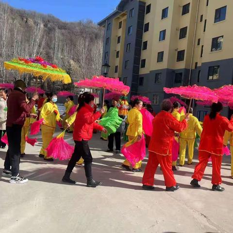 锣鼓喧天鞭炮响，扭起秧歌过大年，河庄坪镇井家湾村村民自发起舞虎虎生威迎新年