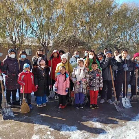 感谢有你——家长助力扫雪 真情温暖满校园