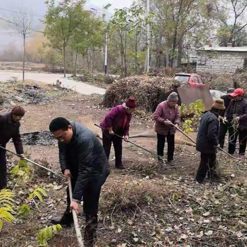 环境综合整治大会战，第一书记，丁书记亲自带领大家打扫卫生，挖掘每个角落的死角，大家辛苦了