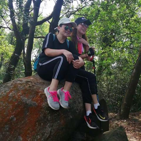 2019.11.3大岭山森林公园小环，不管平时上班多么的辛苦和累，一到放假大家都聚集在一起徒步，有说有笑！