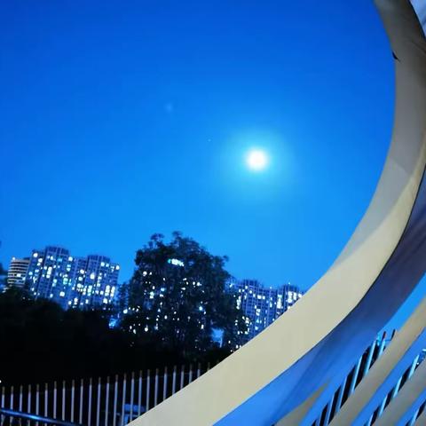 中元时节再看月