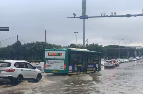 暴雨无情·公交有爱