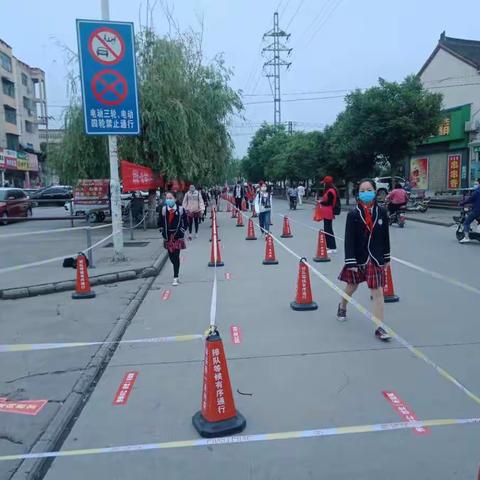 花如海 校如新 莘莘学子把“家”归——沁阳市实验小学四五六年级开学第一天