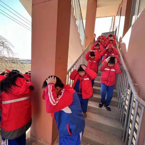 防震记于心，演练践于行——库伦旗扣河子镇中心校防震演练