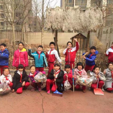 鹭港小学二三中队3.12植树节——美化校园，爱护树木
