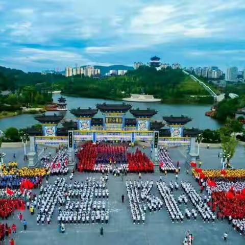 7月12日，由县委县政府主办，庆祝祖国成立七十周年快闪活动，万人同唱《我和我的祖国》。