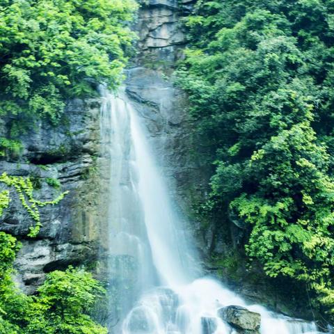 五月六日，我们一行冒雨来了临武滴水源，景区属喀斯特大峡谷地貌，海拔1124米，系珠江源头。