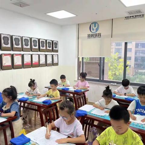 金色的秋天，【领翼书法】的孩子们，以书香为伴，墨香味友，凝心笔尖，书汉字之美。