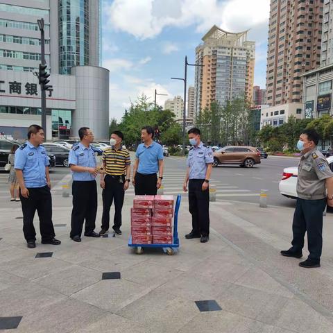 盛夏送清凉，真情暖人心