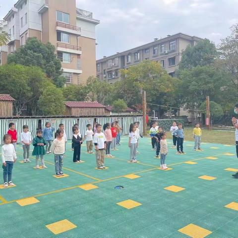 享童趣，乐无边—建德市寿昌幼儿园大一班阳光父教之“石头剪刀布”