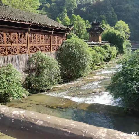 春天是春暖花开的季节，也是六年级最后一次我们去了旅游，我们去了德夯