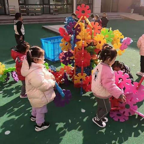 玩转雪花片— —广饶街道国安路幼儿园小二班户外游戏纪实