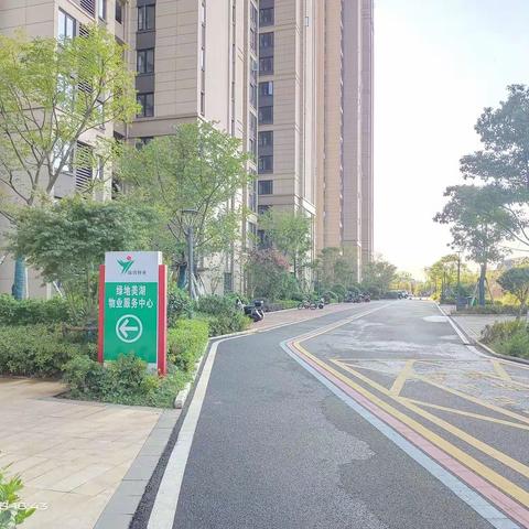 “洗”事临门——锦绣物业开展便民洗车活动