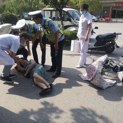 洋县交警铁骑在路上