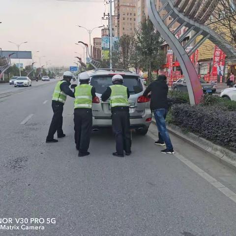 城区中队交警伸援手 帮助故障车辆获称赞