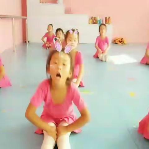 七色花艺术培训中心。第一期汇报演出。展艺术风采，放飞我的梦。诚信邀请你们的观看。