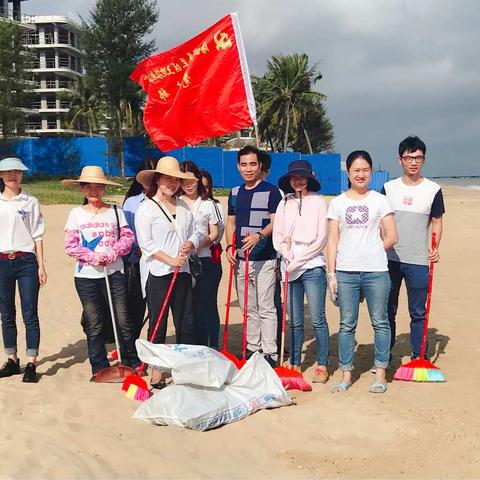 美兰区土地征收办公室党支部组织开展环境卫生整治行动