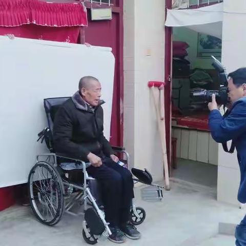 小小照片暖兵心  残疾军人喜换证