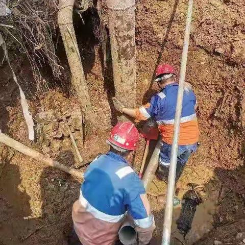 临沧工厂自主维修破损地下水管