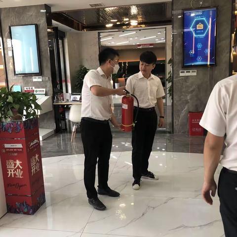 交口支行积极开展消防演习和防抢劫应急演练