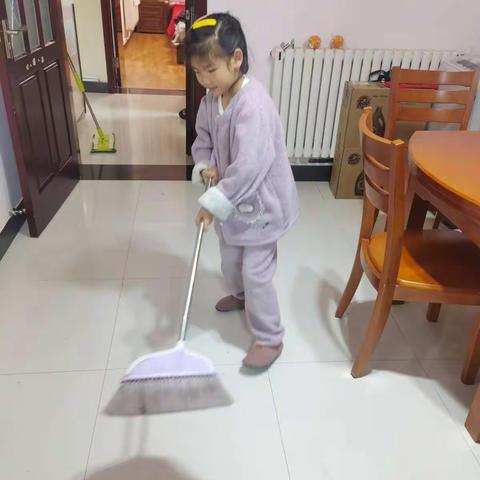 大家好！我是池阳小学一年级二班张慈姝，我正在参加“微实践”活动，劳动最快乐