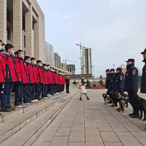 第一届中国人民警察节上党区中元学校师生走进警营