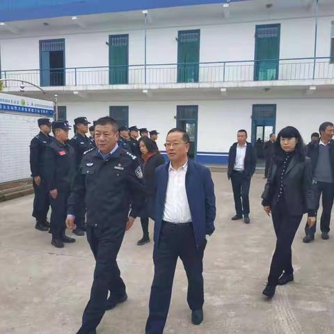 上党区人大副主任杨军伟对上党公安分局警犬训练基地进行观摩调研