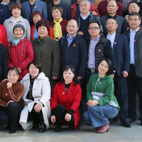 二十九载重聚首，意趣相投。万里鹏飞倦鸟游，归来把酒。