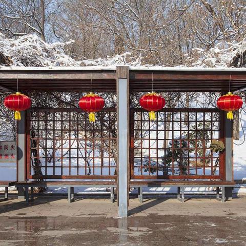 趁正月喜庆我将散落的句子穿成两个珠串……