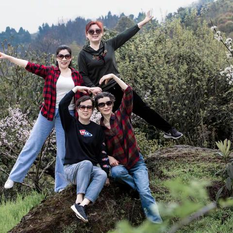 玲玲和同事凤池山赏花