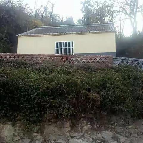 该公厕黄庙沟村村口东200米，位于鹤山区西部山区北斗七星旅游带，建筑面积60平米，化粪池面积20平米。