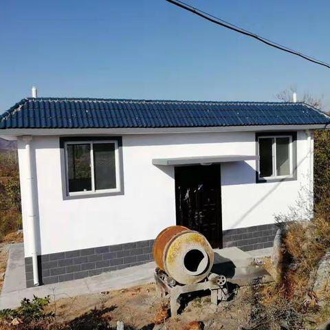 该公厕位于狐尾沟东顶村静居寺旁，建筑面积40平米，化粪池面积20平米，男厕位4个，男厕小便位3个，女厕位4个，