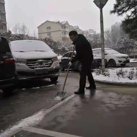 【住建局建管处】清扫积雪营造安全出行环境