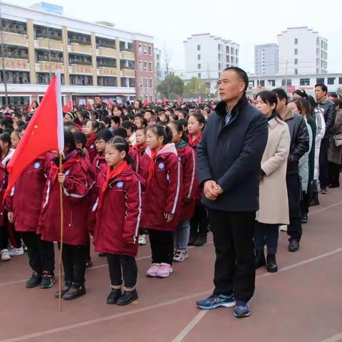 致敬抗疫英雄，弘扬爱国精神——记淮滨县实验小学国旗下主题活动