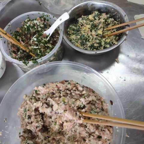 巧手包饺子，实践促成长——后白中心小学五（1）班实践活动