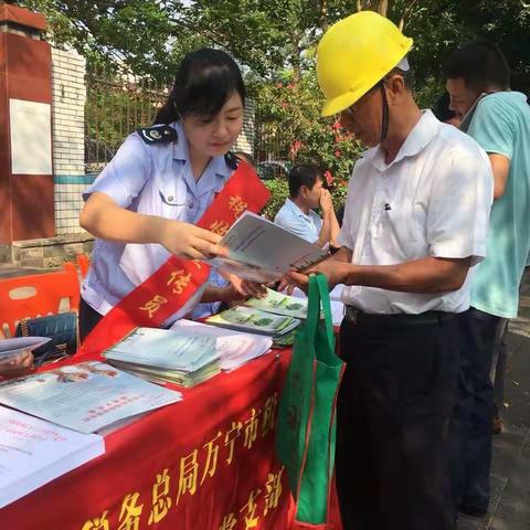 万宁市税务局组织党员开展减税降费宣传