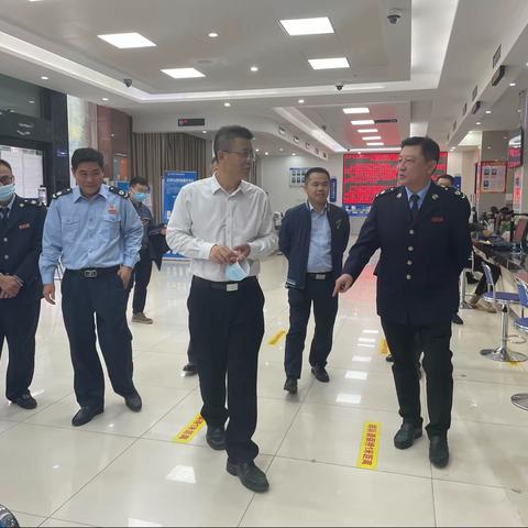 万宁市委书记贺敬平慰问税务系统干部职工