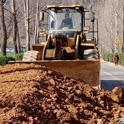 见缝插绿    美丽乡村                                                            ——付店镇国土绿化级实