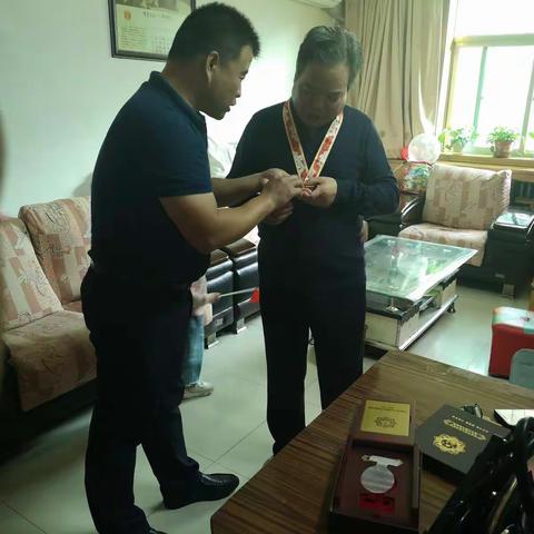 骊山街道看望建国前入伍老军人并为其发放70周年纪念章