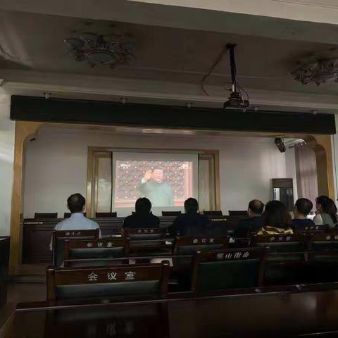 骊山街道各社区（村）退役军人观看阅兵仪式