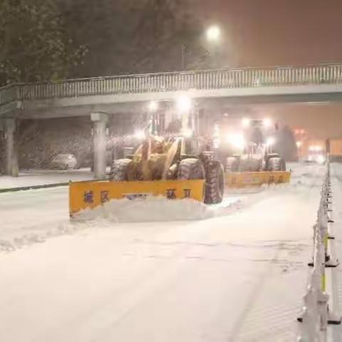 综合执法千人百车浴“雪”奋战 ，全力维护城市正常生产生活秩序