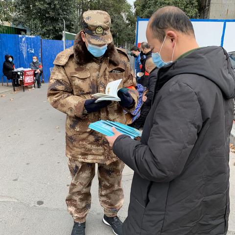 新华区宣传部到各办事处防疫卡点发放《新型冠状病毒感染的肺炎公众防护指南》