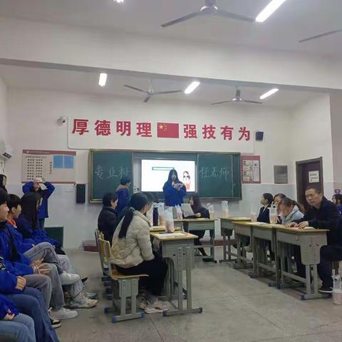 会计班师生联席会期中学生表彰大会