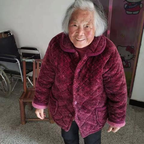 同民政局的人走访90岁以上老人