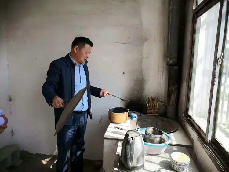 县委常委、组织部长肖红军来赤东镇遍访贫困户