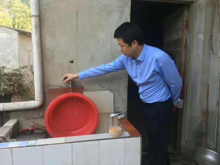 县委常委、组织部长肖红军来赤东镇遍访贫困户