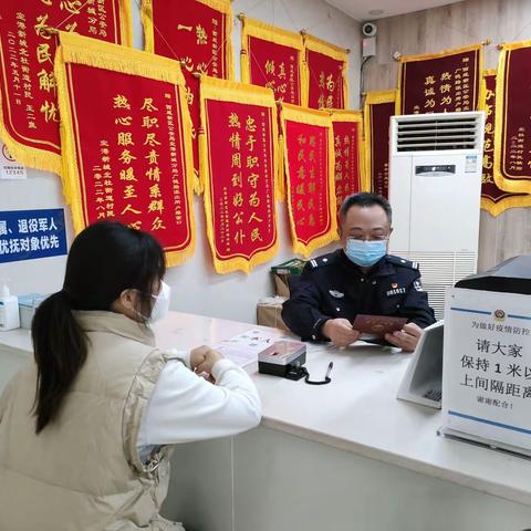 广德路派出所开展“一把手走流程坐窗口”活动