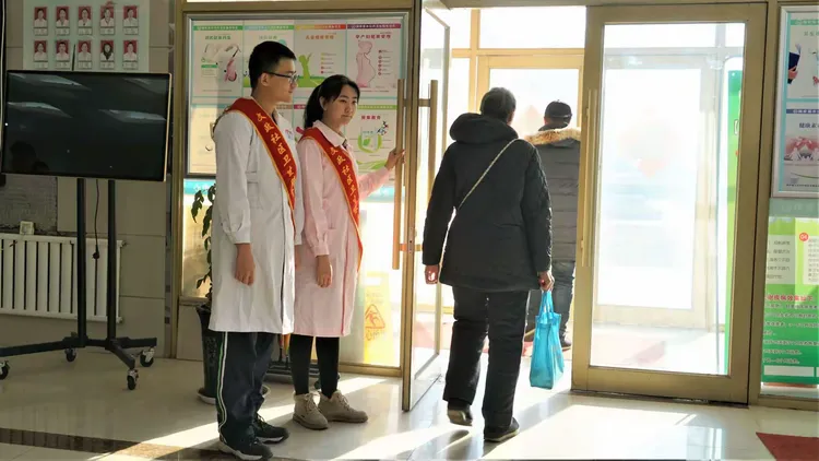 走进社区门诊,关注医疗民生