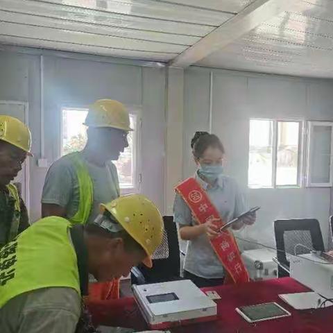 西乌支行外拓小组赴建筑工地为工人办卡