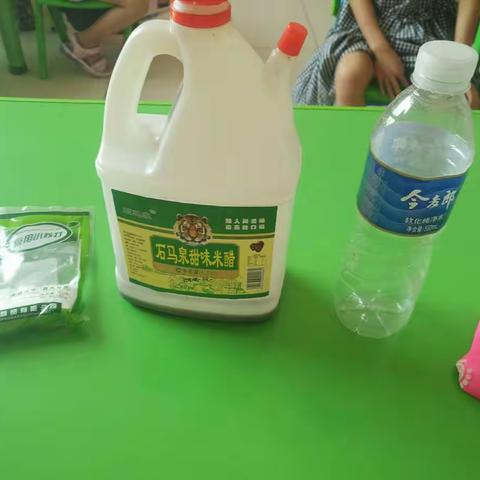 中一班科学实验课醋+小苏打 利用化学原理吹气球